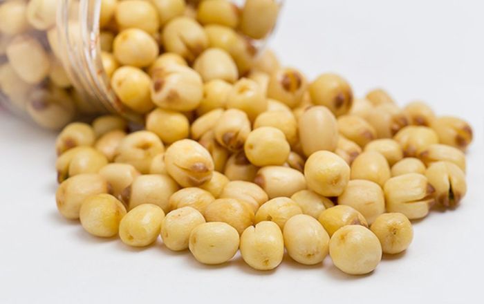 Bạn cần phải chọn được loại hạt sen ngon, trắng không bị mốc, tốt nhất là loại được lấy đúng mùa, hạt căng và tròn trịa